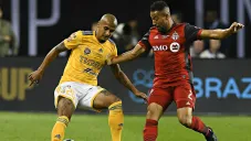 Chaka Rodríguez y Justin Morrow disputan un balón