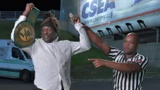 R-Truth posa con el campeonato 24/7