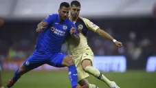 Edgar Méndez disputa balón contra Guido Rodríguez