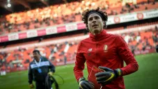 Ochoa recibe premio después del encuentro del Standard de Lieja