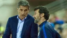 Míchel recibe los consejos de Juan Carlos Mandiá