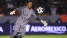 Navas despeja en un partido de la Selección de Costa Rica