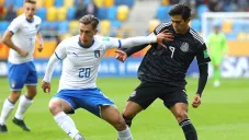 José Juan Macías intenta recuperar el balón contra Italia