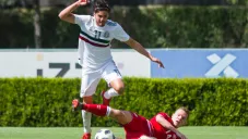 Paolo Yrizar y Stefan Gartenmann disputan la pelota