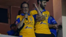 Rob Schneider, apoyando a Tigres en un partido