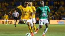Francisco Meza conduce el esférico ante Joel Campbell de Tigres