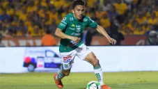 Ángel Mena conduce el esférico en la Final de Ida del C219