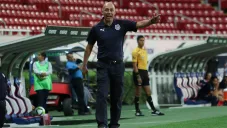 Luis Manuel Díaz dirigiendo a Chivas femenil