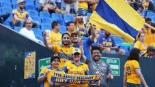 Aficionados de Tigres asisten al Volcán