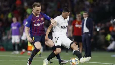 Ivan Rakitic pelea un balón con Francis Coquelin