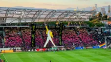 Espectacular manta del LAFC en homenaje al vocalista Freddie Mercury