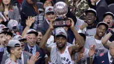 Kawhi Leonard levanta el trofeo tras imponerse a los Bucks