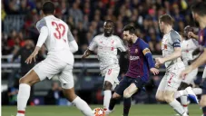 Messi es perseguido por Milner y varios compañeros del Liverpool