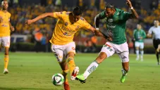 Ayala y Angulo en disputa por el balón