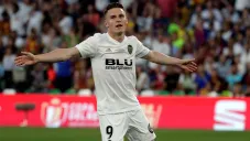 Kevin Gameiro en un partido con el Valencia