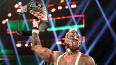 Rey Mysterio sostiene el campeonato de los Estados Unidos