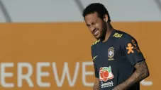 Neymar hace una mueca en el entrenamiento de Brasil