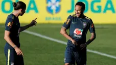 Felipe Luis convive con Neymar durante el entrenamiento de Brasil