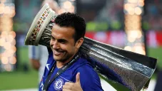 Pedro festeja con el trofeo de la Europa League