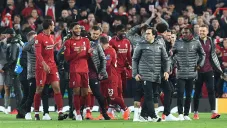 Jugadores de Liverpool festejan la victoria sobre el Barcelona