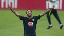 Neymar celebra en los entrenamientos de Brasil