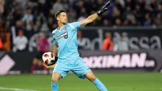 Rodrigo Rey realiza un despeje