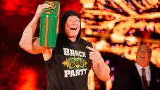 Brock Lesnar hace su entrada al ring