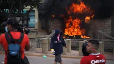 Hombres con el rostro cubierto prendieron fuego en la embajada de EU
