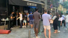 Aficionados esperan entrar a un establecimiento para ver Final de Champions