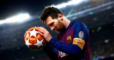 Messi sostiene el balón de la Champíons