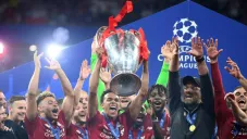 Trent Alexander levanta el trofeo de Campeón con Liverpool