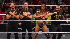 Adam Cole festeja con sus compañeros de The Undisputed Era