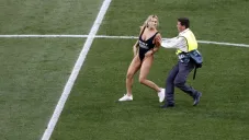 Kinsey Wolanski a punto de ser detenida por la seguridad del estadio