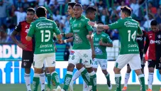 Jugadores de León en festejo de gol