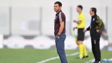 Jaime Lozano observa el juego del Tri Sub 22 frente a Bahrein
