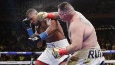 Andy Ruiz lanza un golpe a Anthony Joshua