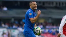 Pablo Aguilar en un partido con el Cruz Azul