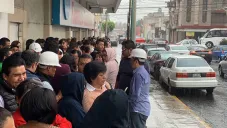 Gente sale de sus lugares de trabajo ante sismo