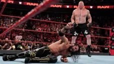 Brock Lesnar ataca a Seth Rollins