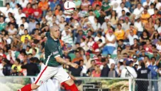 Bautista persigue el balón durante un partido