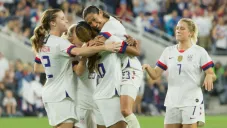 Jugadoras de Estados Unidos destejan durante un partido