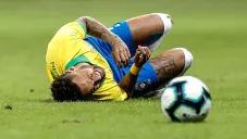 Neymar, doliéndose tras recibir una falta