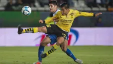 Aldo Rocha disputa el balón en el duelo ante Pachuca