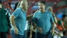 Bolillo Gómez platica con su auxiliar durante un duelo