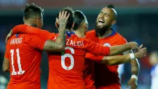 Vargas y Vidal festejan un gol con Fuenzalida