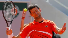 Novak Djokovic se lamenta durante Semifinal de Roland Garros