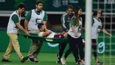 Néstor Araujo sale en camilla del partido contra Croacia