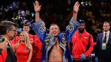Gennady Golovkin celebra su victoria ante Steve Rolls