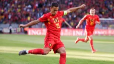 Hazard golpea el balón en un juego con la selección del Bélgica