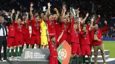 Jugadores de Portugal en festejo por victoria
